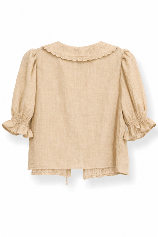 Blusa beige con cuello bordado