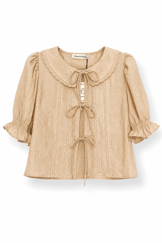Blusa beige con cuello bordado
