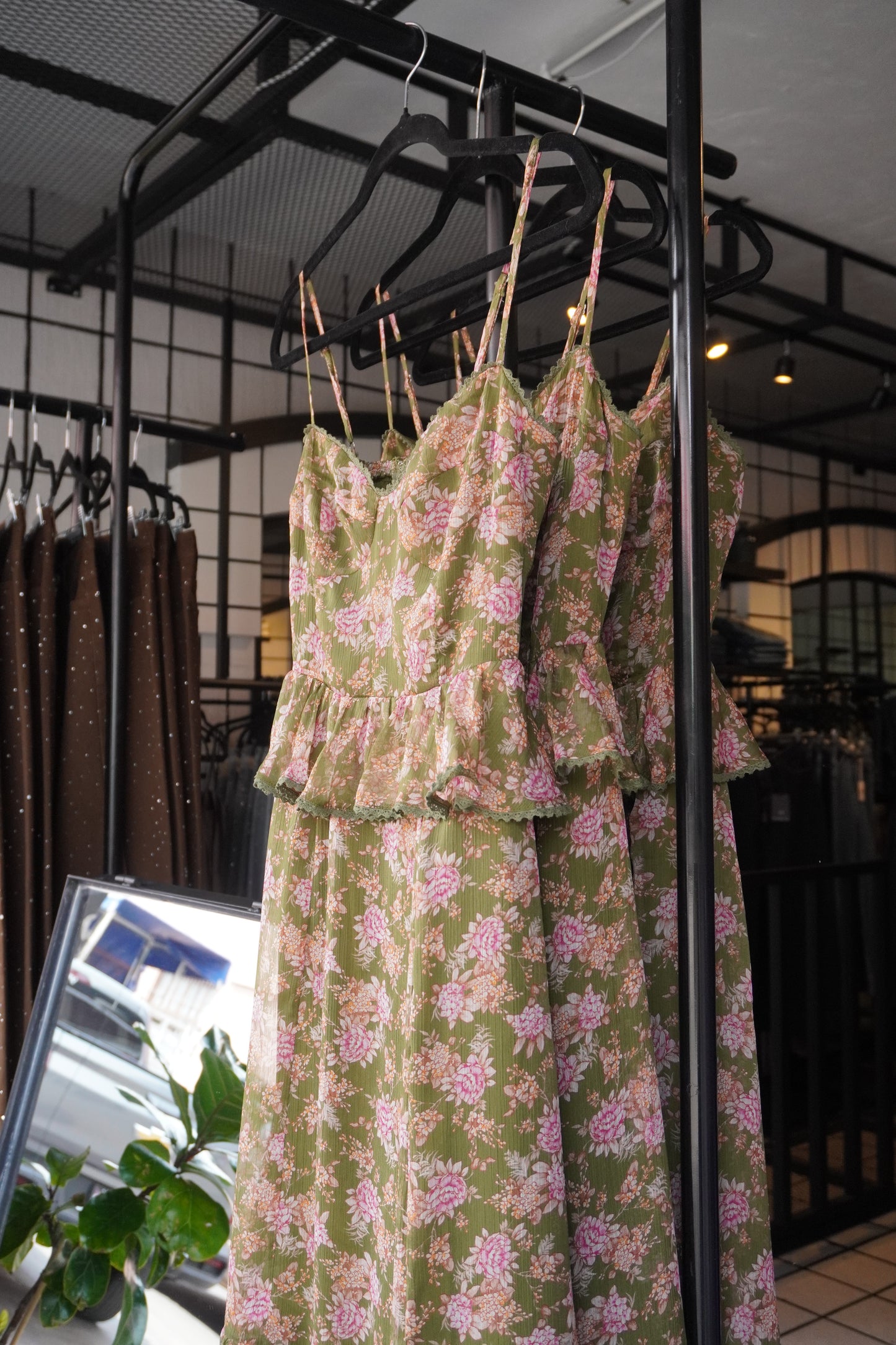 Vestido midi floral verde olivo